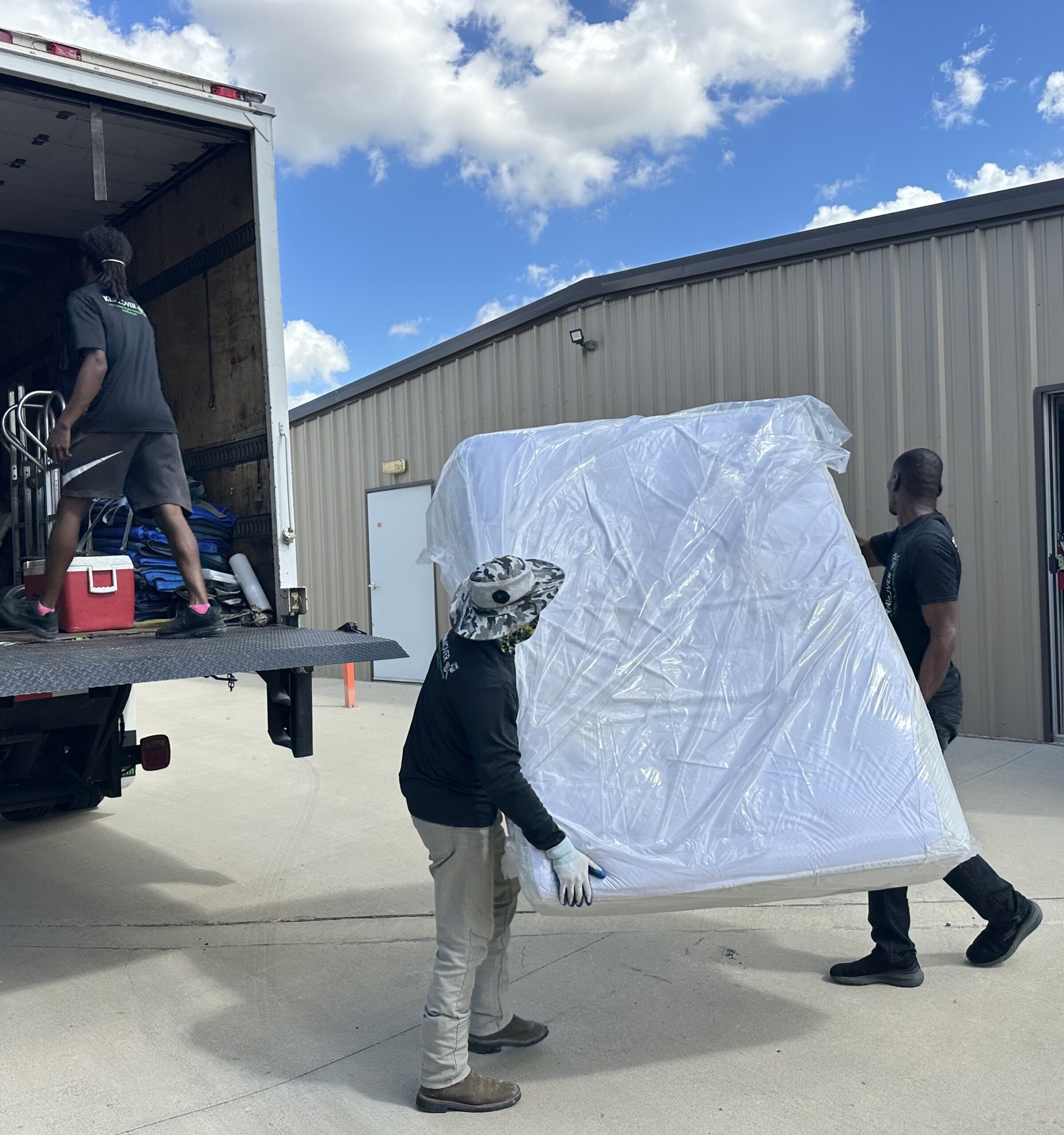 loading mattress into kenmover truck for apartment move loading mattress into kenmover truck for apartment move
